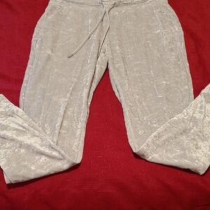 Lululemon Athletica Cream Joggers with Elastic Waistband and Relaxed Fit